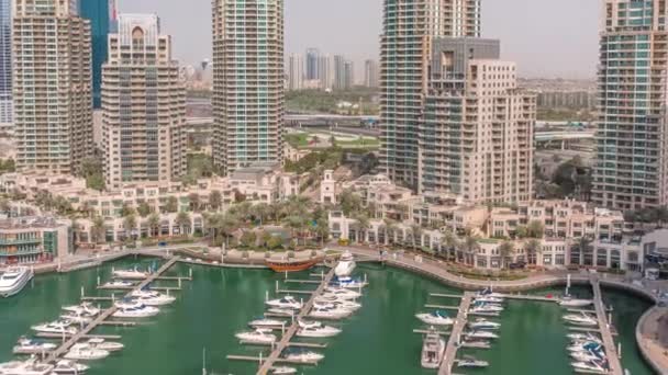 Bahía de yates de lujo en el timelapse aéreo de la ciudad en Dubai marina — Vídeo de stock