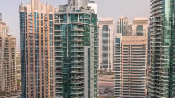 Dubai Marina lyxigt turistområde med skyskrapor och torn runt kanalen antenn timelapse — Stockvideo