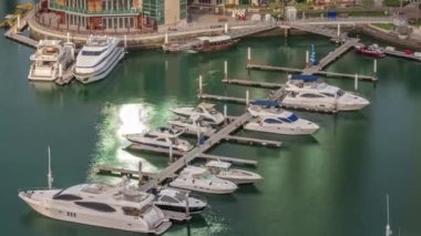 Lüks tekne ve yatlar Dubai limanına yanaştı..