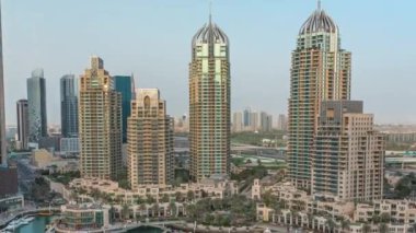 Dubai marinasında şehir havacıIığında lüks yat hangarı.