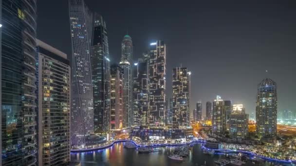 Самые высокие небоскребы и яхты гавани Дубая в ночное время. — стоковое видео