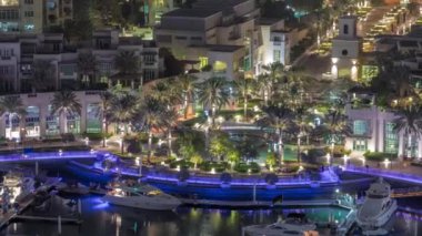 Dubai Marina 'daki fıskiyenin hava sahasında gezinti zamanı.