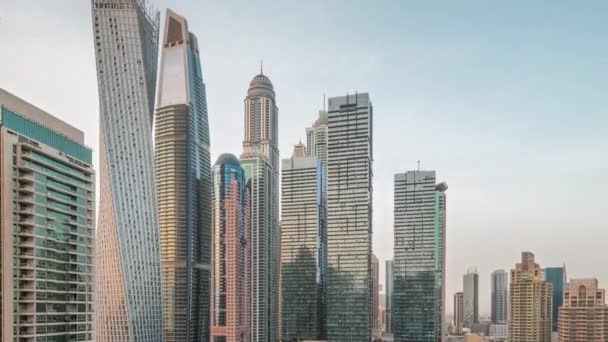 Dubai marina mais altos arranha-céus e iates em porto aéreo dia a noite timelapse. — Vídeo de Stock