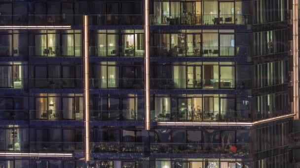 พาโนรามาคืนแบนของแสงหลายสีในหน้าต่างของอาคารหลายชั้นเวลาทางอากาศ . — วีดีโอสต็อก