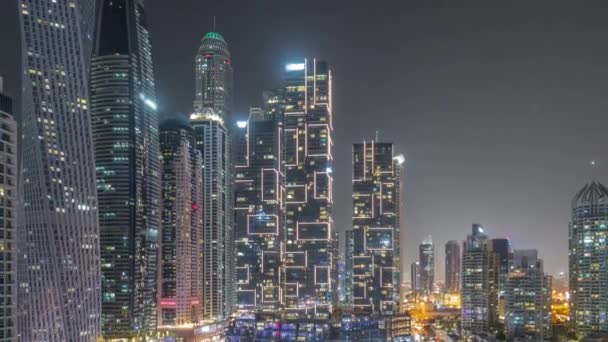 Dubai marina rascacielos más altos y yates en la antena del puerto durante toda la noche timelapse. — Vídeos de Stock