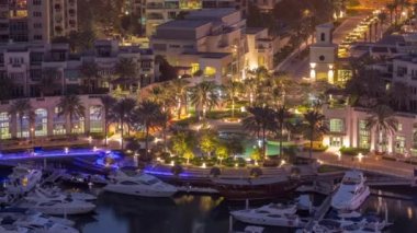 Dubai Marina 'daki fıskiyeler gece gündüz demeden geziniyor.