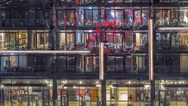 Platte nacht panorama van multicolor licht in ramen van multistory gebouwen luchtfoto timelapse. — Stockvideo