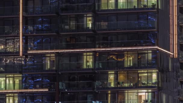 Επίπεδη νύχτα πανόραμα πολύχρωμο φως σε παράθυρα πολυώροφων κτιρίων εναέρια timelapse. — Αρχείο Βίντεο