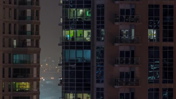 Platte nacht panorama van multicolor licht in ramen van multistory gebouwen luchtfoto timelapse. — Stockvideo