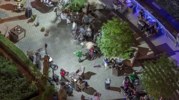 Terrasse extérieure avec tables et chaises au restaurant vue aérienne du dessus timelapse de nuit — Video
