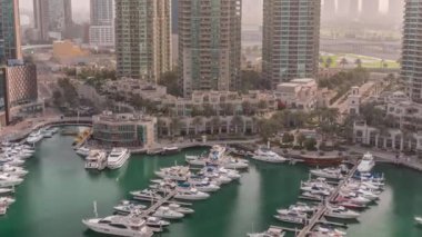 Dubai marinasında şehir havacıIığında lüks yat hangarı.