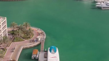 Dubai Marina 'da palmiyelerle rıhtım gezintisi..