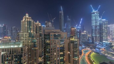 Dubai şehir merkezindeki panorama, gece hava saatleri. Modern gökdelenleri ve gökdelenleri olan şehir silueti ve yukarıdan inşa alanı