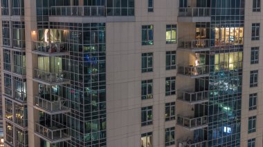 Gecenin ilerleyen saatlerinde gökdelenlerin dış tarafındaki pencereler zaman ayarında parıldıyor ve yanıp sönüyor. Havadan üst görünüm