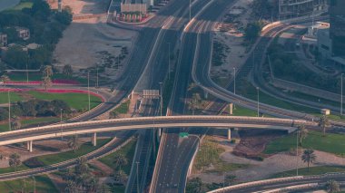 JLT ve Dubai Marina arasındaki kavşakta Şeyh Zayed Yolu 'nun hava trafiği ile kesişiyor. Araba trafiği ve yeşil çimenli avuçlar
