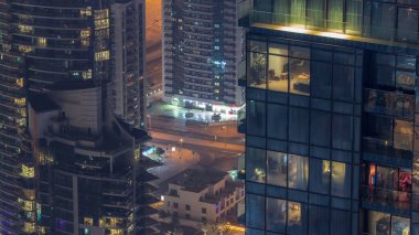 Büyük bir şehrin gökdelenleri arasındaki yol kesişiminin havadan görüntüsü. BAE 'nin Dubai Marina bölgesinde arabalar ve lüks kuleleri olan şehir manzarası