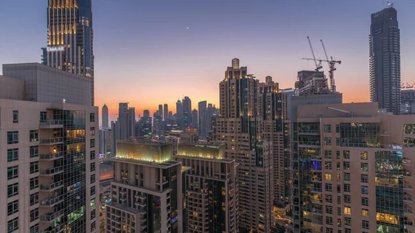 Dubai gökdelenleri iş sahası üzerinde altından gökyüzü ile gece gündüz geçiş zamanı. Birleşik Arap Emirlikleri şehir merkezinden hava görüntüsü.