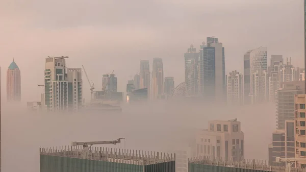 Dubai Skyskrapor Täckta Morgondimma Affärsdistriktet Soluppgången Timelapse Flygfoto Från Toppen — Stockfoto