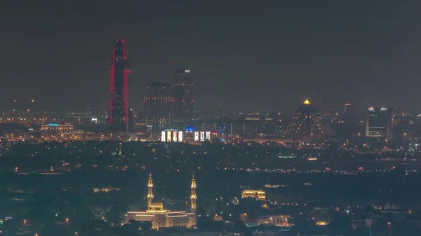 ドバイの夜のタイムラプスのデイラとクリーク地区の周りの高層ビル 高層ビルや都市スカイラインの空中ビューとモスク ドバイ アラブ首長国連邦 — ストック写真