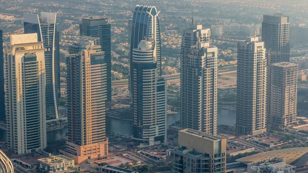 Şeyh Zayed Yolu Yakınlarındaki Jlt Gökdelenleri Arkasında Konut Binaları Villalar — Stok fotoğraf