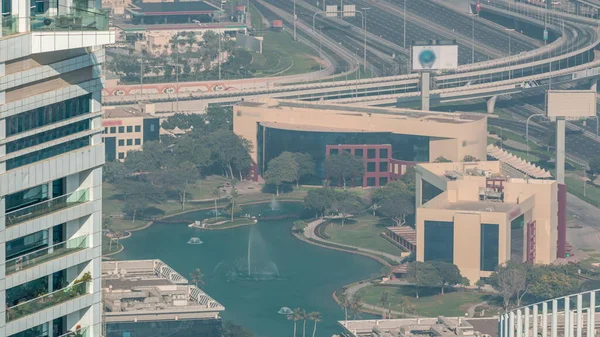 Légi Kilátás Dubai Internet City Lake Szökőkút Épületek Timelapse Felülről — Stock Fotó