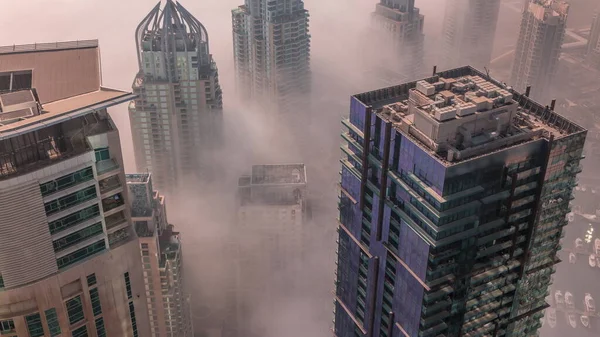 Torres Cubiertas Por Rara Niebla Invernal Madrugada Sobre Horizonte Dubai — Foto de Stock