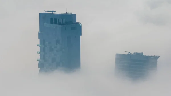 Туман Прикривав Хмарочоси Jlt Башти Морської Піхоти Поблизу Шейх Заєд — стокове фото