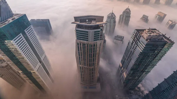 Torres Cubiertas Por Rara Niebla Invernal Madrugada Entre Horizonte Dubai — Foto de Stock