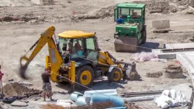 Kazıcı, şehir sokaklarındaki madencilikte toprak hareketliliği üzerine çalışıyor..
