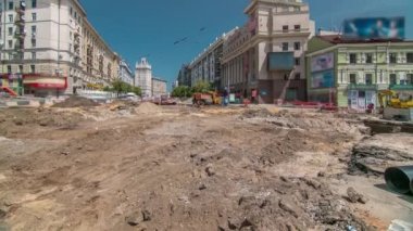 Kazıcı, şehir sokaklarındaki madencilikte toprak hareketliliği üzerine çalışıyor..