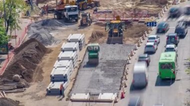 Yol yapımı ve onarımı timelapse bir taş yeşil titreşim silindir kompaktör rulo