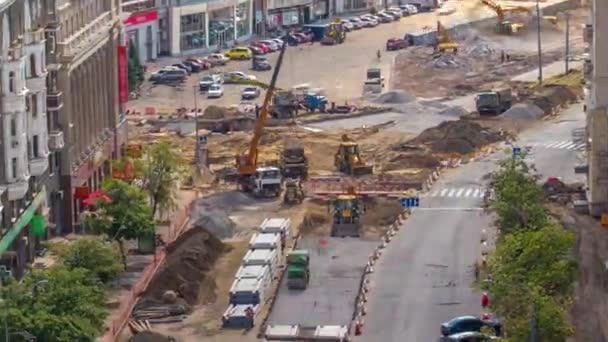 Excavator working on earthmoving at open pit mining in the city street timelapse. — Stockvideo