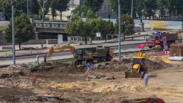 Excavator working on earthmoving at open pit mining in the city street timelapse. — Stockvideo