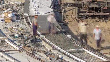 Birçok işçi ve mikser timelapse ile yol yapımı için Beton işleri