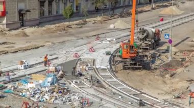 Birçok işçi ve mikser timelapse ile yol yapımı için Beton işleri