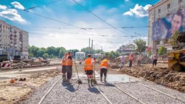 Birçok işçi ve mikser timelapse ile yol yapımı için Beton işleri