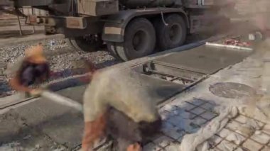 Birçok işçi ve mikser timelapse ile yol yapımı için Beton işleri