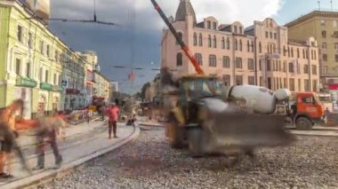 Birçok işçi ve mikser timelapse ile yol yapımı için Beton işleri