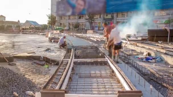 Betonarbeiten für den Straßenbau mit vielen Arbeitern und Mischern im Zeitraffer — Stockvideo