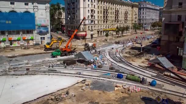 Betonarbeiten für den Straßenbau mit vielen Arbeitern und Mischern im Zeitraffer — Stockvideo