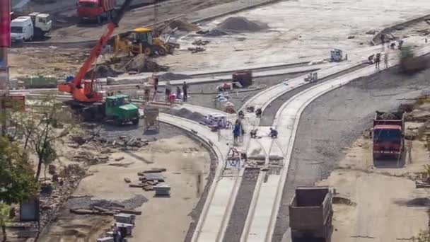 Obras de concreto para construção de estradas com muitos trabalhadores e misturador timelapse — Vídeo de Stock