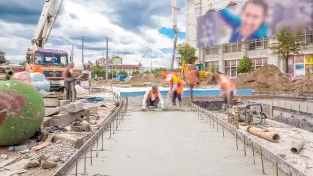 Betongarbeten för vägkonstruktion med många arbetare och betongpump timelapse — Stockvideo