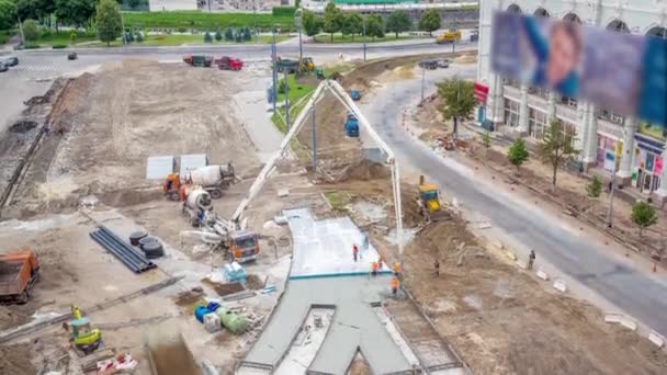 Trabajos de hormigón para la construcción de carreteras con muchos trabajadores y bomba de hormigón timelapse — Vídeos de Stock