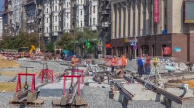 Tramvay rayları kendi yükleme ve beton yol timelapse tabaklarda entegrasyon aşamasında