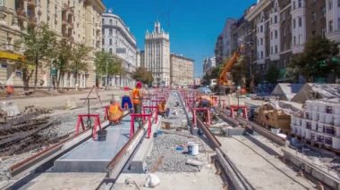 Tramvay rayları kendi yükleme ve beton yol timelapse tabaklarda entegrasyon aşamasında