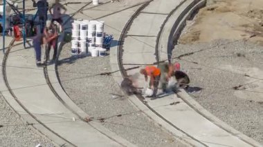 Tramvay rayları kendi yükleme ve beton yol timelapse tabaklarda entegrasyon aşamasında