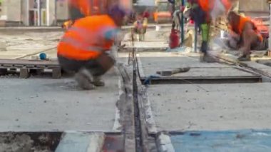 Tramvay rayları kendi yükleme ve beton yol timelapse tabaklarda entegrasyon aşamasında