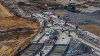 Onarım street timelapse üzerinde çalışır. Yeni tramvay raylar üzerinde bir şehir sokak düzenleme