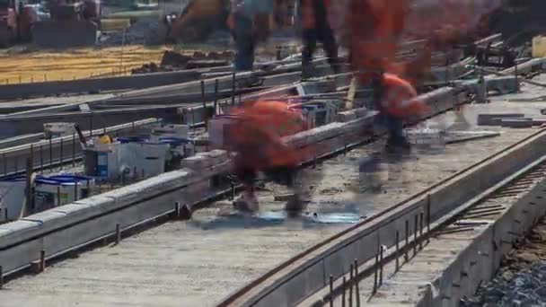 Lavori di riparazione sul timelapse strada. Posa di nuove rotaie di tram su una strada di città — Video Stock