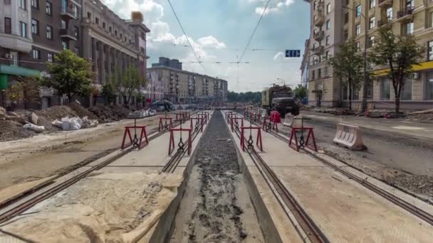 Трамвайні рейки на етапі їх установки та інтеграції в бетонні плити на дорозі — стокове відео